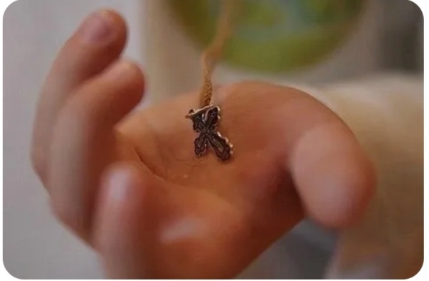 Эльвира Анатольевна признала свой крестик на шее у Матвеюшки