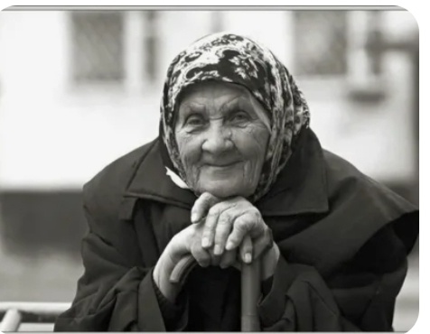 На солнышке грелись пожилые люди