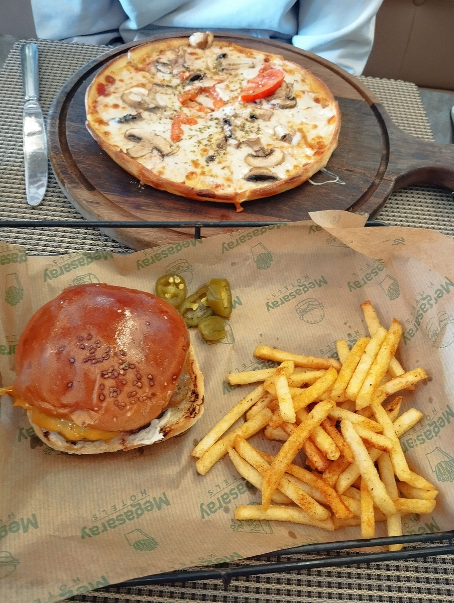 Вот такое тоже не во всех отелях между обедом и ужином. 