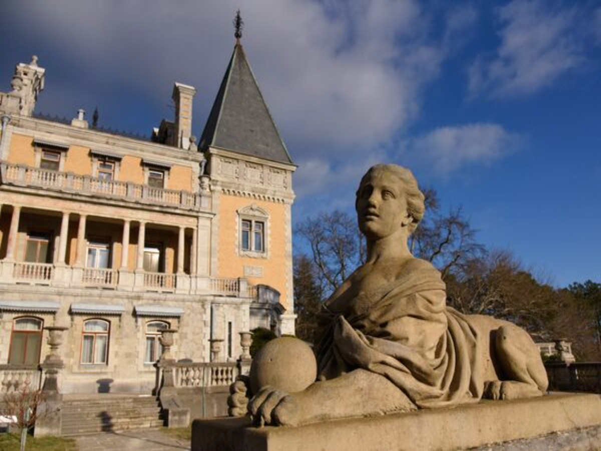 Химеры дворца в Массандре.   Фото из открытого источника