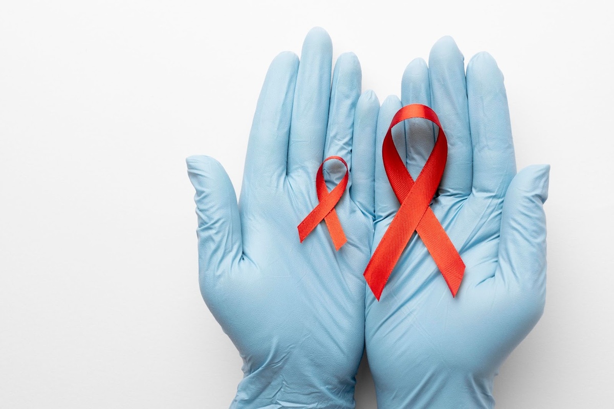Источник изображения: freepik.com/free-photo/person-holding-world-aids-day-ribbon_18262293.htm