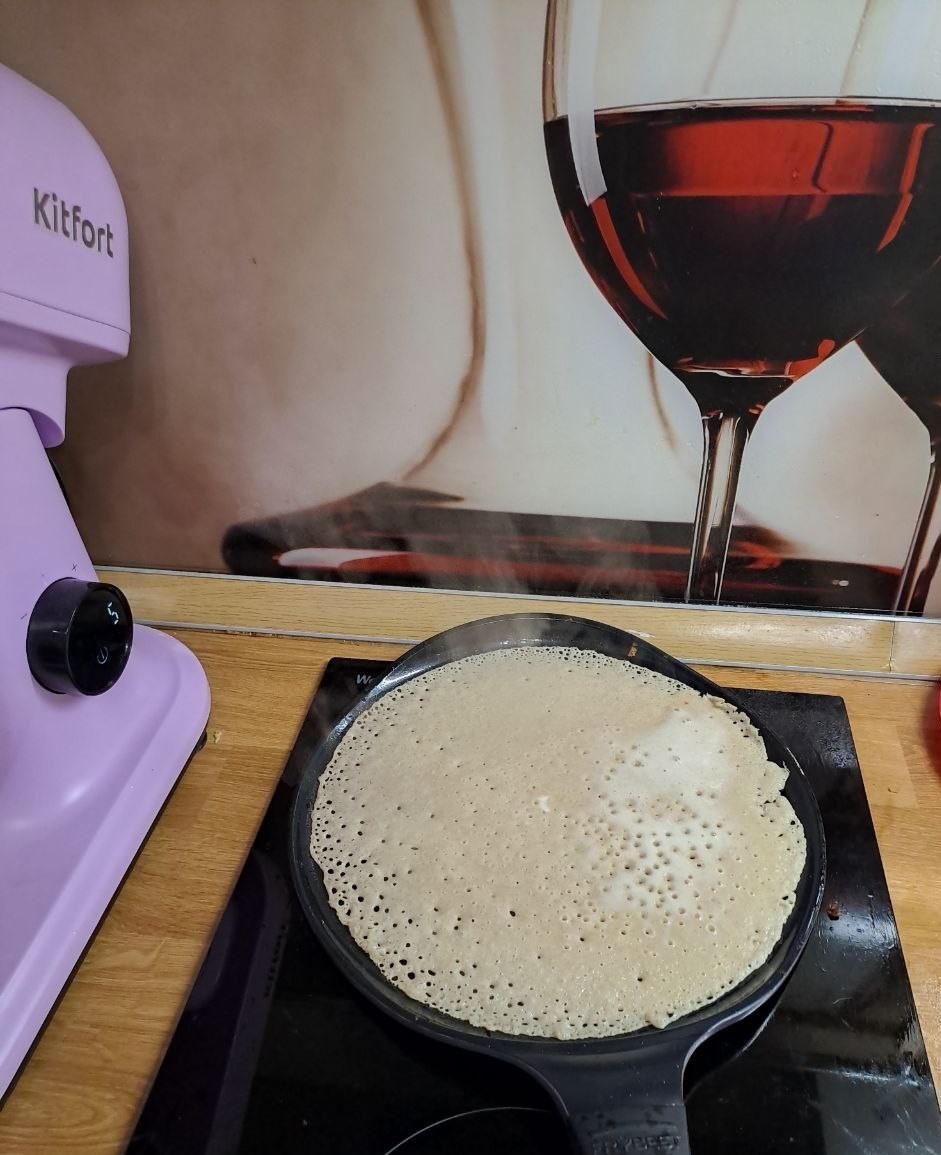 (пар идёт от блинчика)