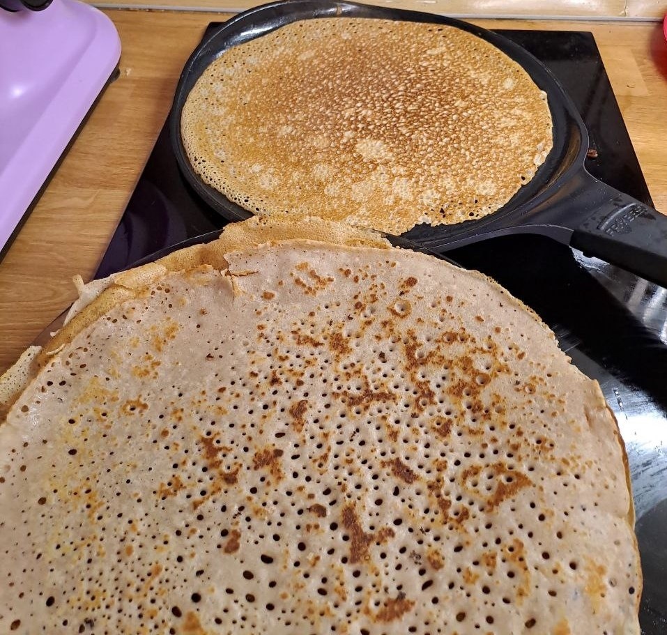 (процесс выпечки блинов)