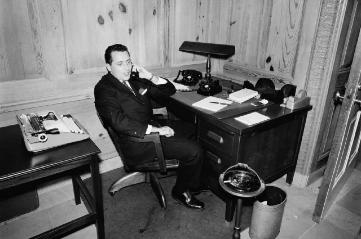    Умер агент Хилл, пытавшийся спасти Кеннеди, перепрыгнув через сиденье авто