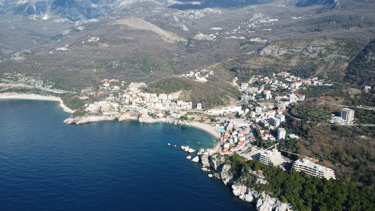 Море и домики вокруг него - вот то, что здесь приносит деньги.