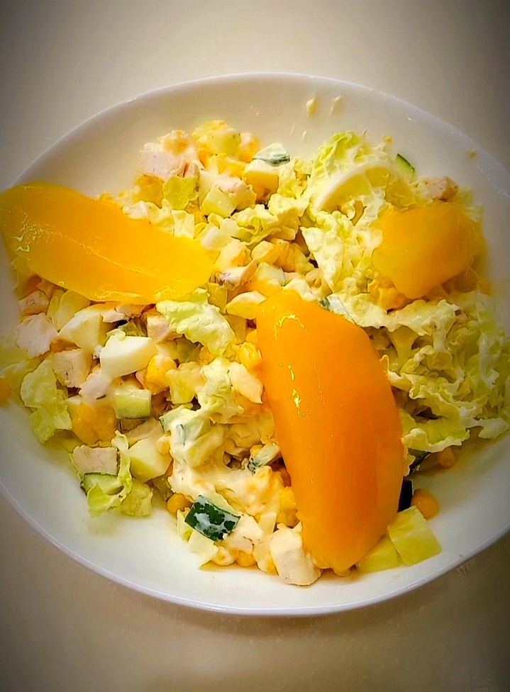 Салат с пекинской капустой, курицей и манго.