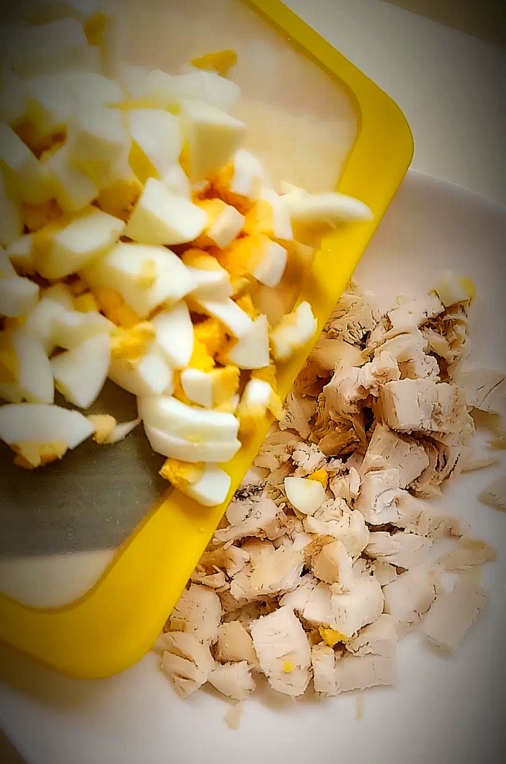 Салат из пекинской капусты, куриной грудки и кукурузы с манго. 