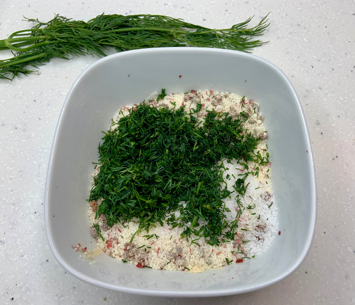 соль морская крупная - 4 ст.л, перец розовый молотый - 1 ч.л, соль поваренная не йодированная 1/2 ч.л, сахарозаменитель - эквивалент 1 ст.л сахара, цедра лимона - 2 ст.л, укроп - 2 ст.л