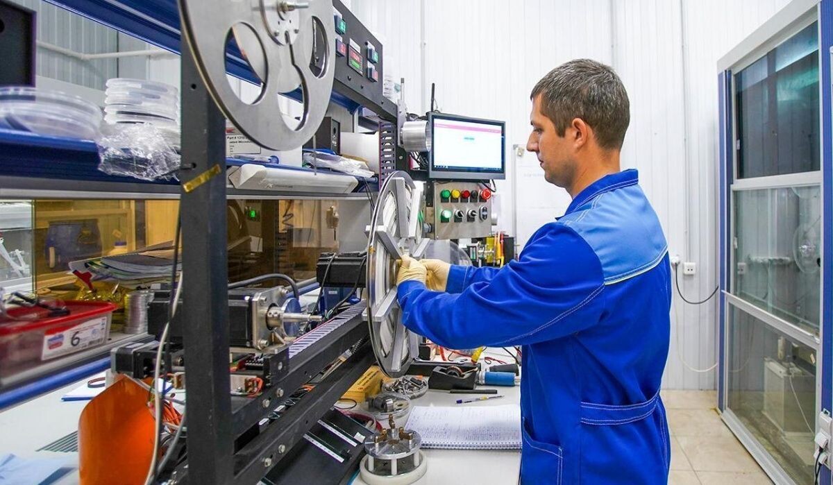     Сотрудник Технопарка. Источник: mos.ru Автор фото: Пресс-служба Мэра и Правительства Москвы