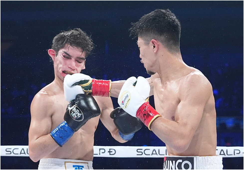 ДзюнтоНакатани (справа) попадает по Давиду Куэльяру.