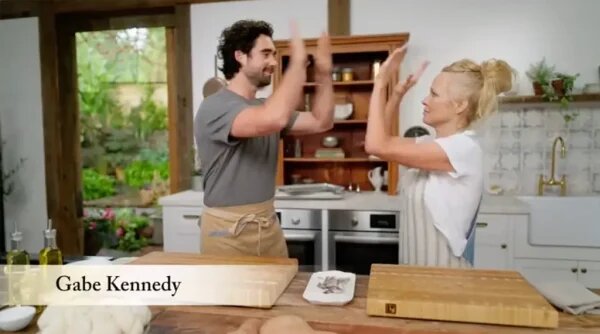    Кадр из шоу Памелы Андерсон, фото:pagesix.com