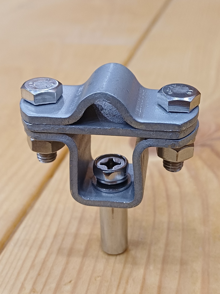 Рис 1а Держатель проводника ДП-8.1ГЦ-3Р6.ЗТ для крепления  круглого токоотвода молниезащиты диаметром 8-10 мм на сэндвич-панелях