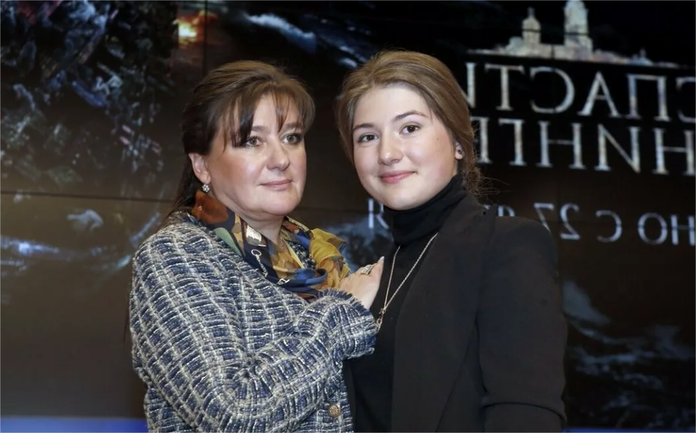на фото Анастасия Мельникова с дочерью Марией 