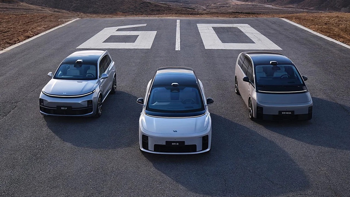 Слева L9, справа Mega. В центре I8