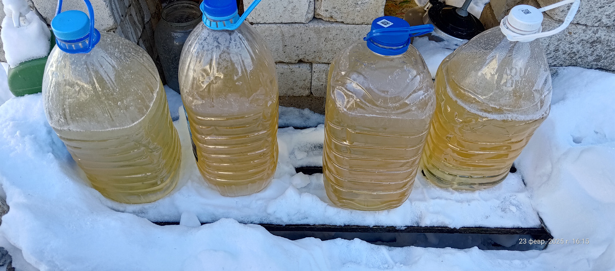 В левой бутылке вино из винограда Восторг.