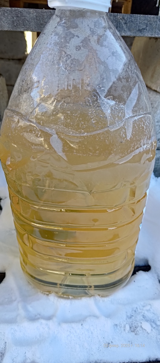 Сверху кашица, в середине кристаллы льда, вниз вино.