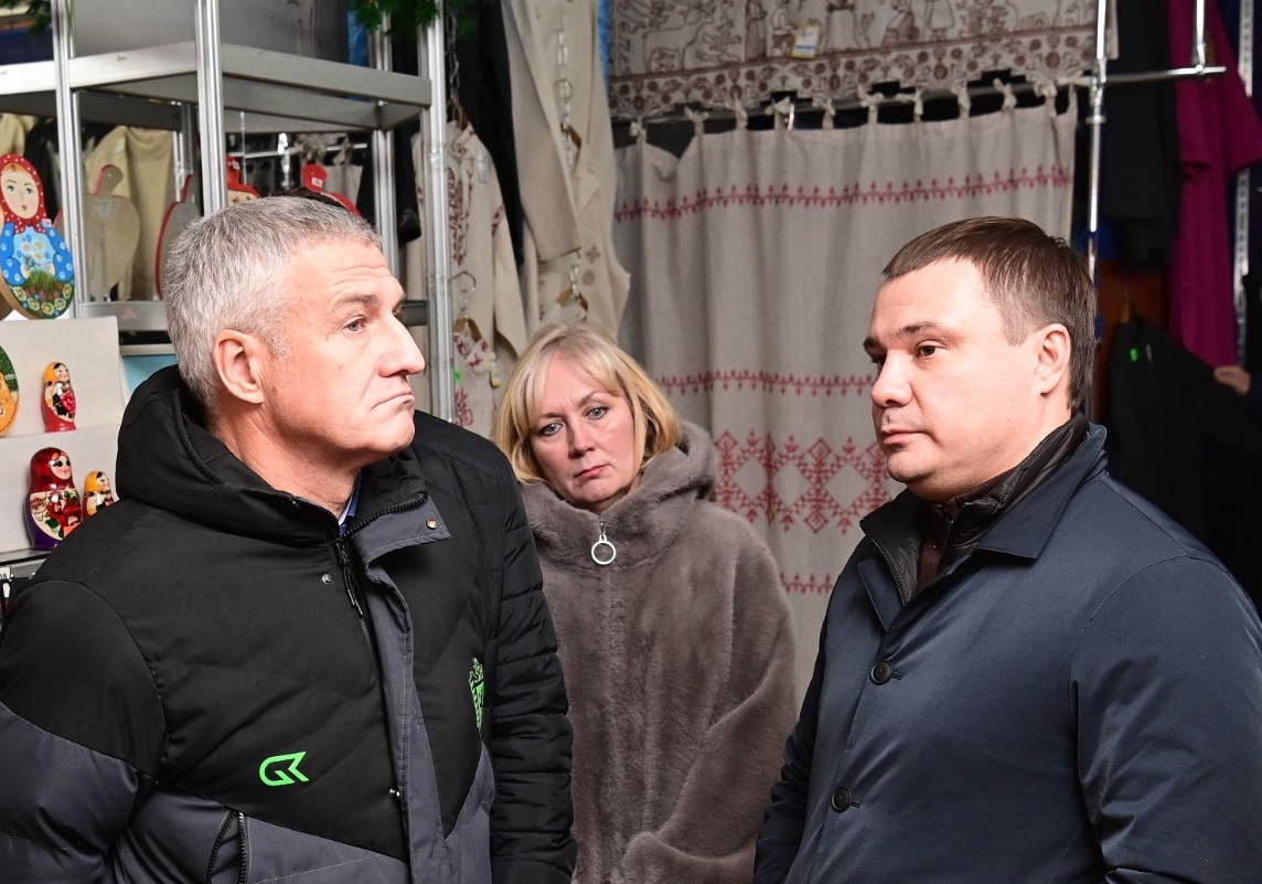 Глава Карелии А. Парфенчиков (слева) и вице-премьер правительства Карелии Д. Родионов. 