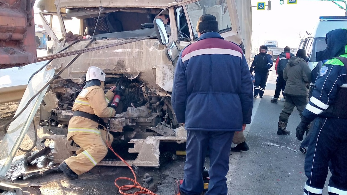    Два «КАМАЗа» столкнулись в селе Курской области