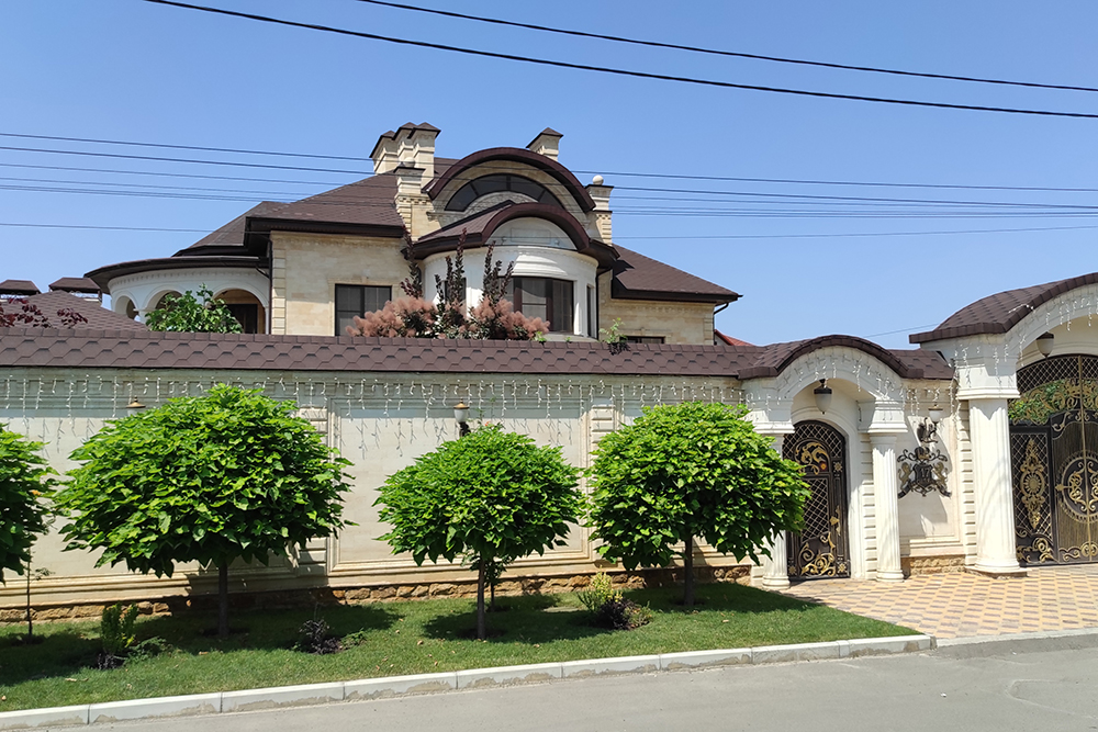 За высоким забором скрывается особняк главы Госавтоинспекции со ставшим уже легендарным золотым унитазом. Фото: Роман Кияшко/РГ