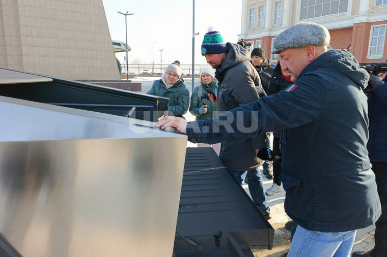 Сергей Ершов (справа) прокатился и на DeLorean, на новенькой Tesla. Фото: Екатерина Крылова © URA.RU