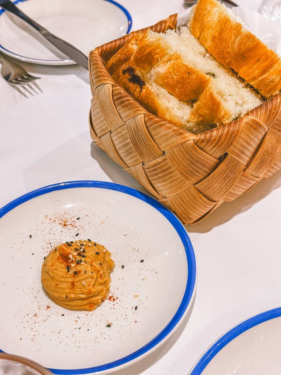 Свежий хлеб и хумус с домашней колбаской