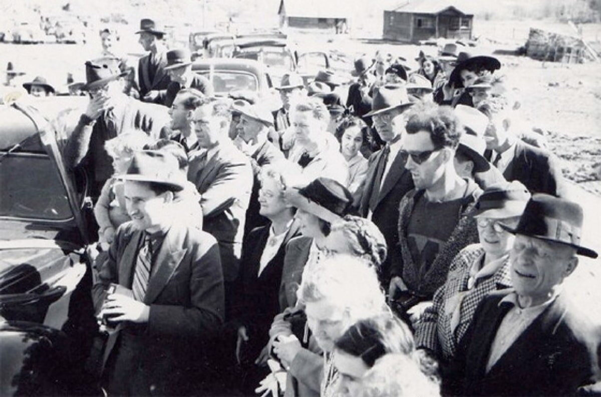 Повторное открытие моста Саут-Форкс в Голд-Бридж, Британская Колумбия (1941 год). Фотография представлена ​​на выставке «Их прошлые жизни здесь», созданной Музеем Бралорна.