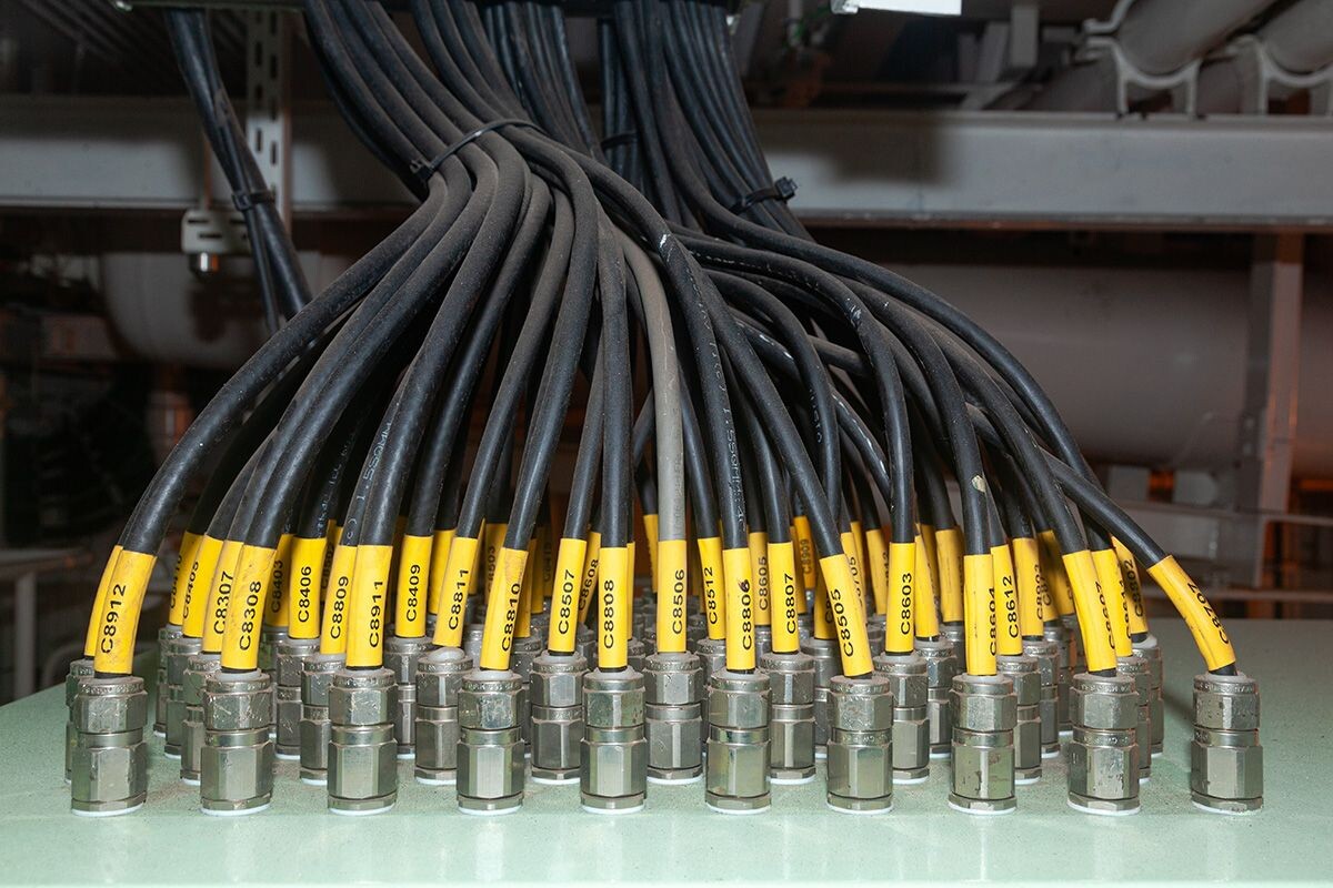 Производители наносят обозначения на каждый кабель. Источник: Shutterstock📷
