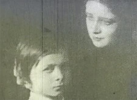 Валя с матерью Клавдией Половиковой