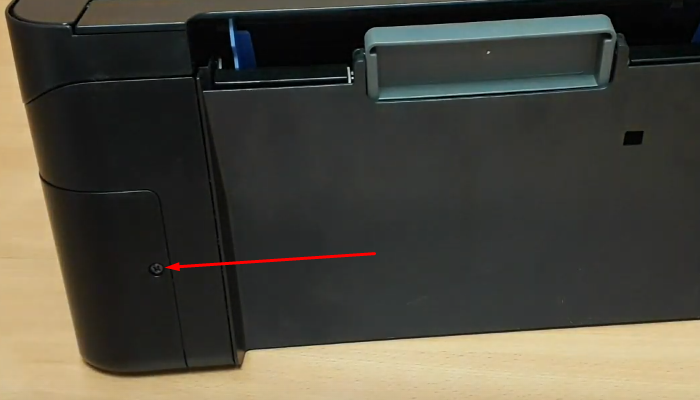 Фото 1. Выкручиваем указанный винт