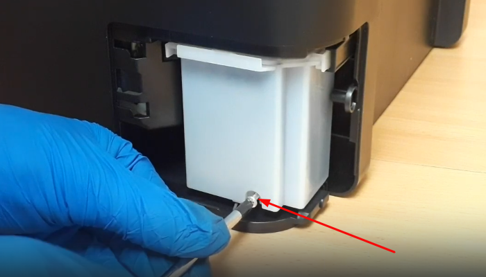 Фото 3. Выкручиваем указанный винт