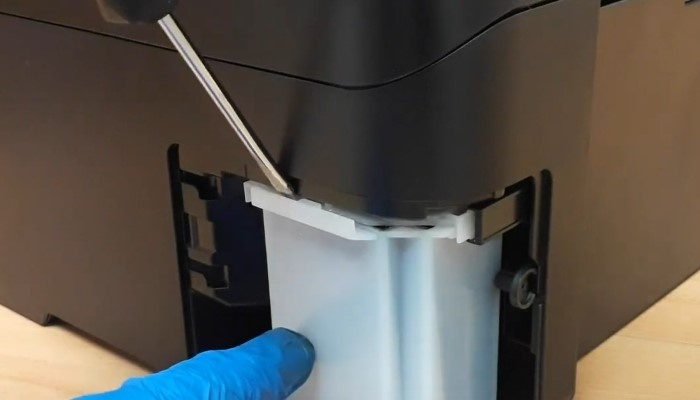 Фото 4. Поддеваем блок абсорбера