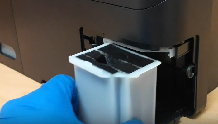 Фото 5. Снимаем контейнер с абсорбером