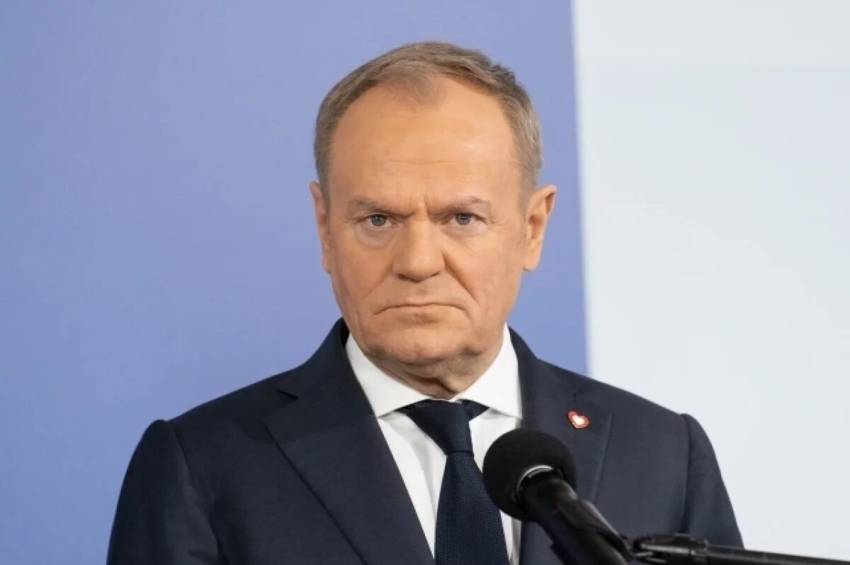    Туск появился на видео с костылями после падения на лыжах