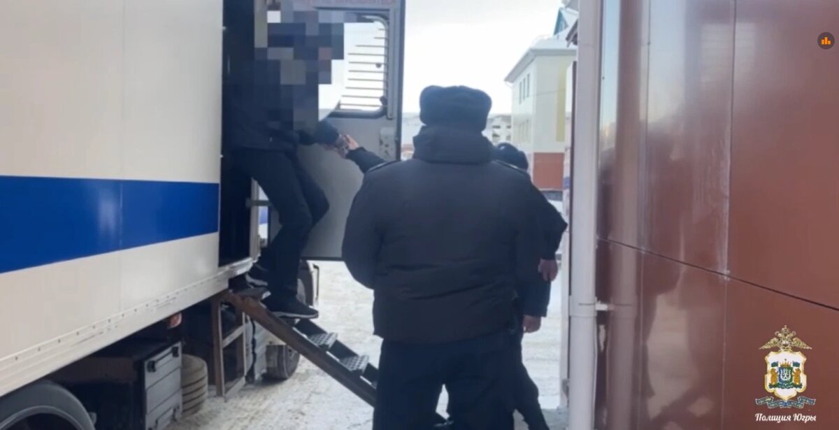    В Нижневартовске полицейский спас подростков от человека с ножом