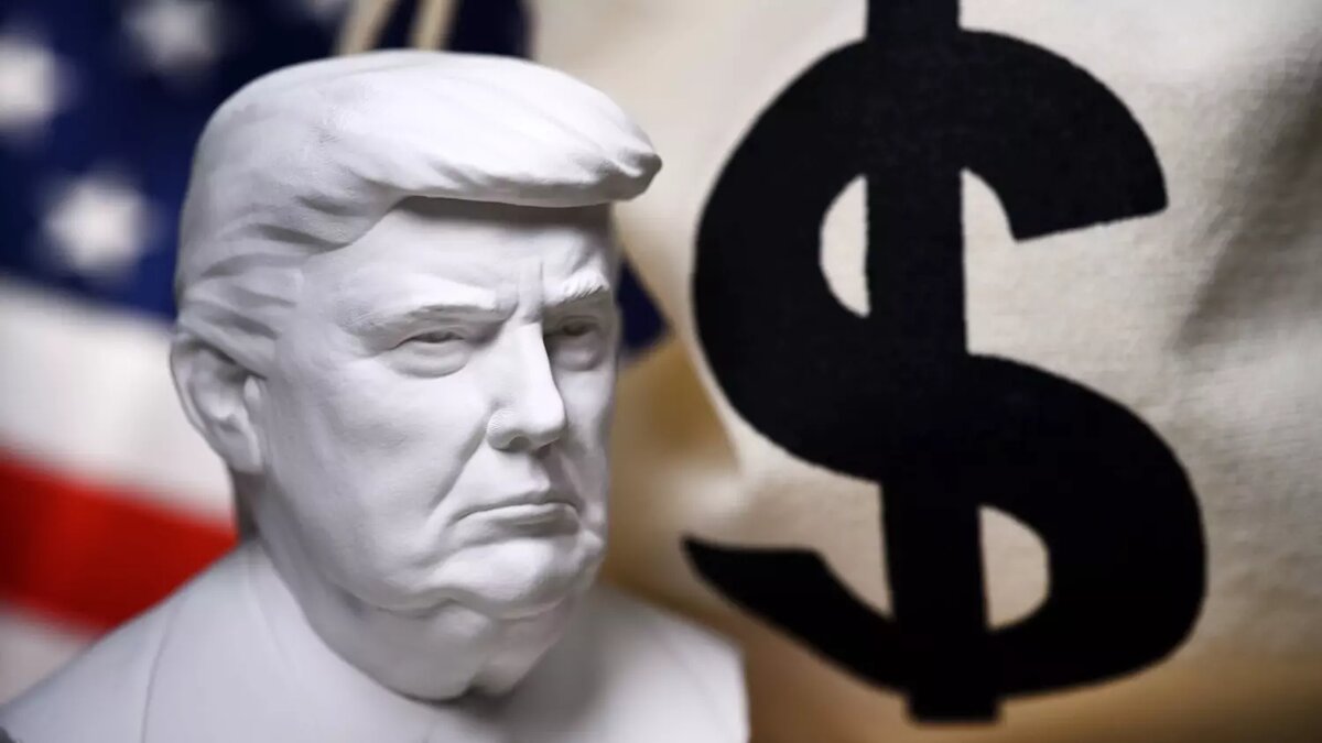 Эксперты предупреждают, что на волне эйфории по поводу завершения трехлетнего военного конфликта курс доллара может снизиться. Фото: IMAGO/Christian Ohde/ТАСС