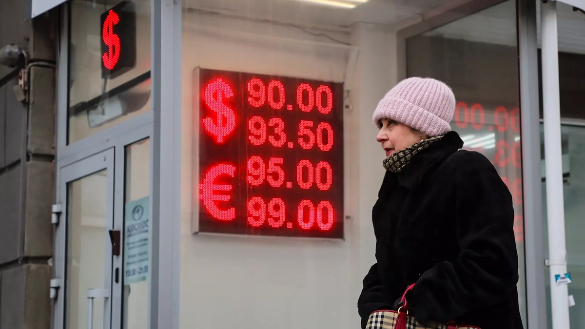 25 февраля курс доллара, рассчитанный через юань, снизился до 85,3 рубля. Это самый низкий курс с августа 2024 года. Фото: EPA/ТАСС