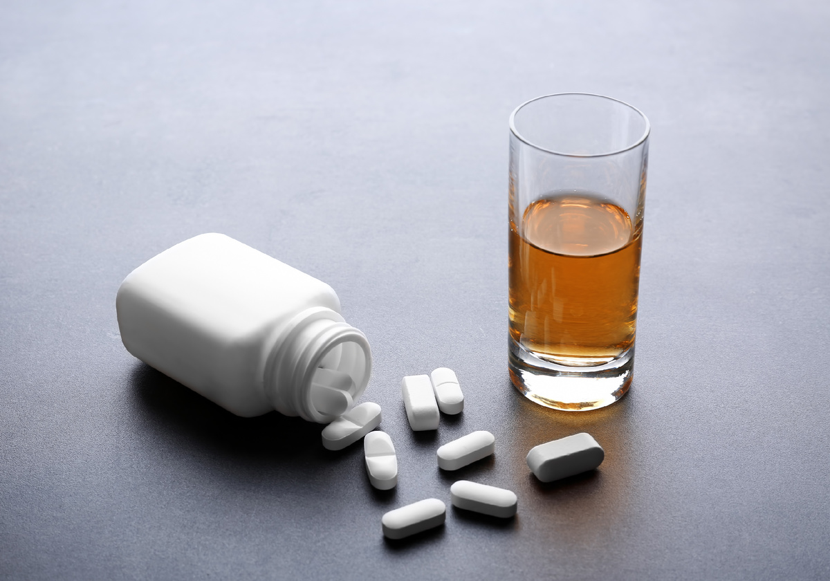 Совместимость феназепама с алкоголем: чем это опасно (источник изображения: freepik.com)