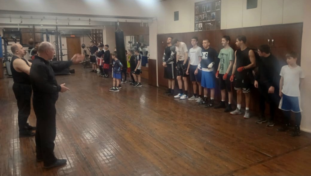 На очередной тренировке в клубе бокса «Олимпийская надежда»
