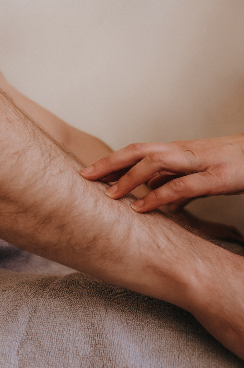 В процессе работы кинезиолог тестирует мышцы прикасаясь к клиенту