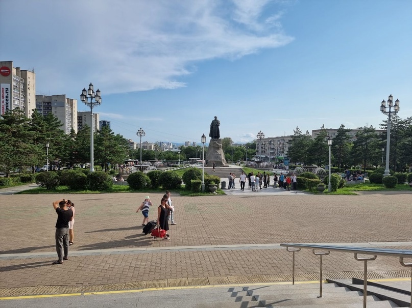 Площадь перед ж/д вокзалом «Хабаровск-1». На ней стоит памятник Ерофею Хабарову