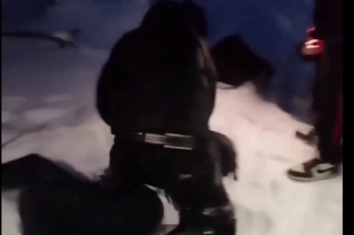    Один из мальчиков сидел на сверстнике и бил его кулаками