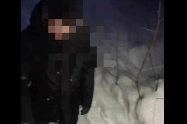    Мальчика поставили на колени и заставили извиняться перед одной из девочек. Фото: Телеграм-канал ЧП Пермь/ Скриншот видео