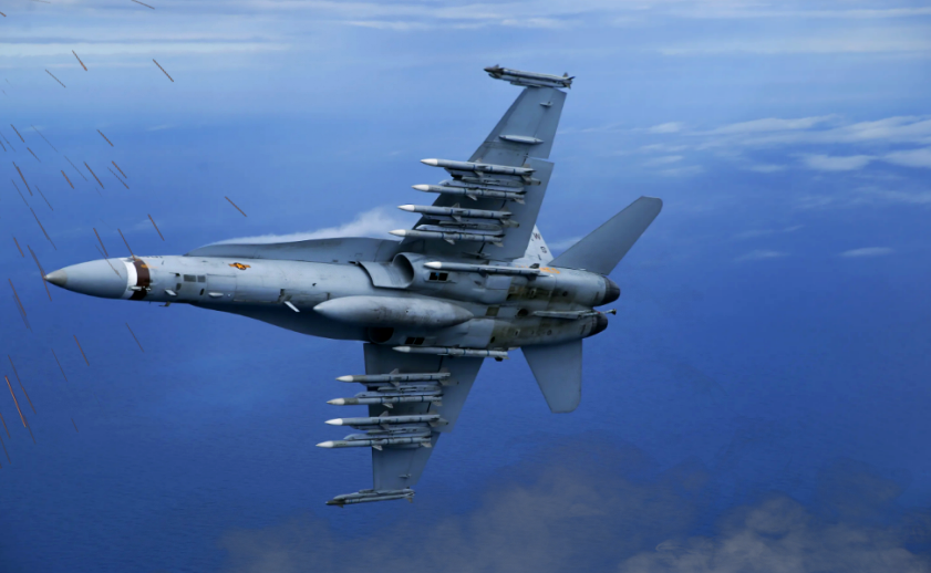 Американский F/A-18 заходит на манёвр