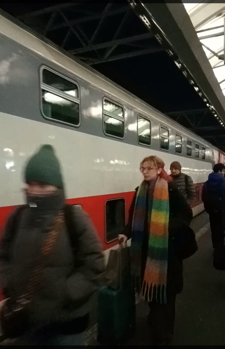 Идём к нашему вагону на двухэтажный поезд Санкт-Петербург - Москва