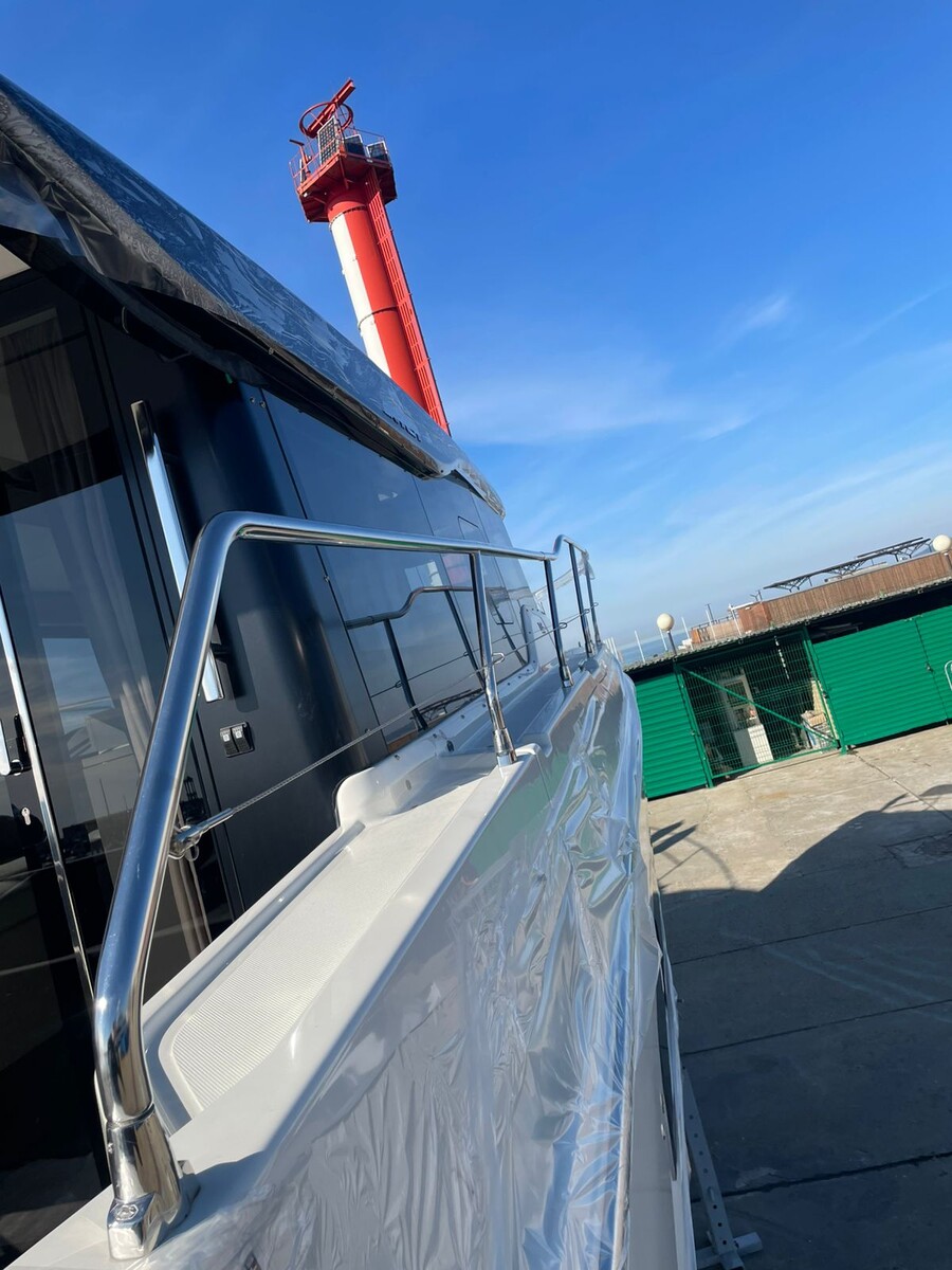 Упаковка яхты. Ракурс 1