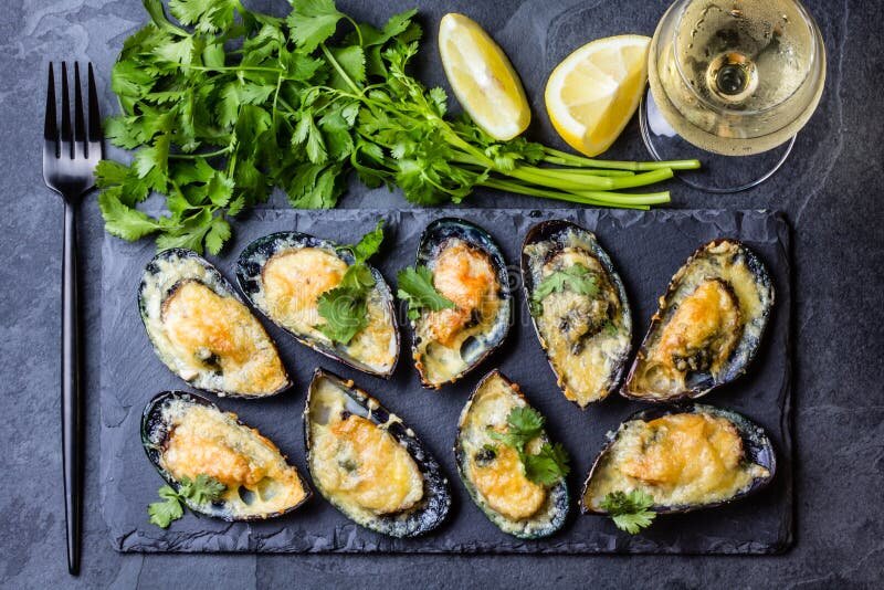 Фото: Seafood. Baked Mussels with Cheese and Lemon in Shells...(G dreamstime.com