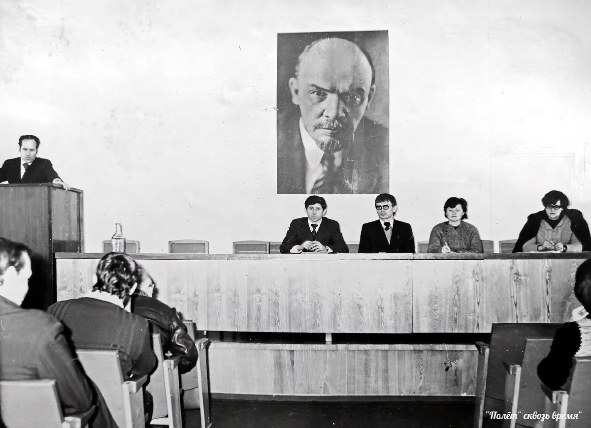 На собрании. В.В. Егоров сидит за столом, крайний слева, 1979 год. Фото из книги «Полёт» сквозь время».