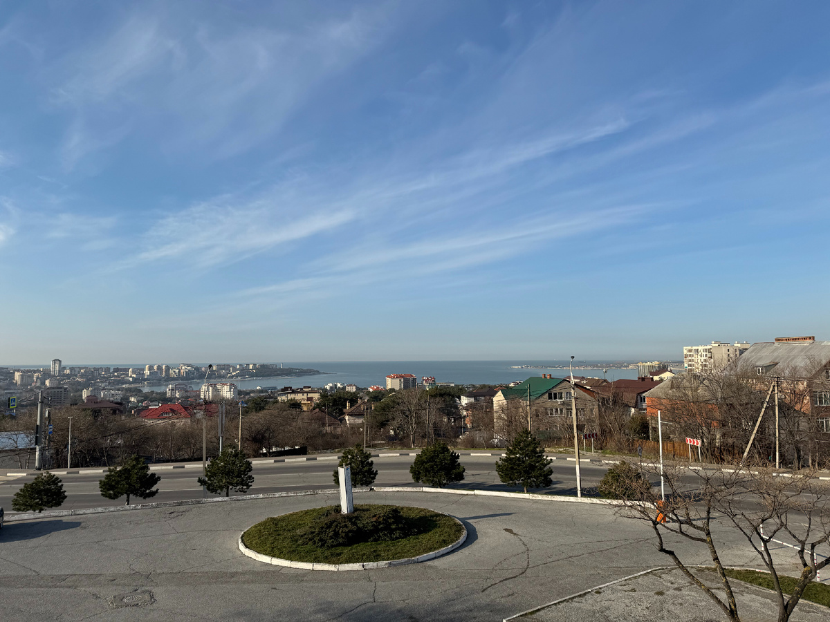 Это Газпром на такую высоту забрался в Геленджике... Фото автора