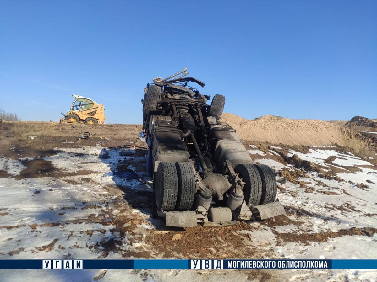 В Могилевском районе фура наехала на погрузчик и перевернулась