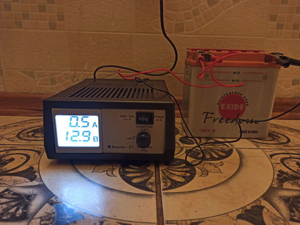 Напряжение растет, ток пока не меняется